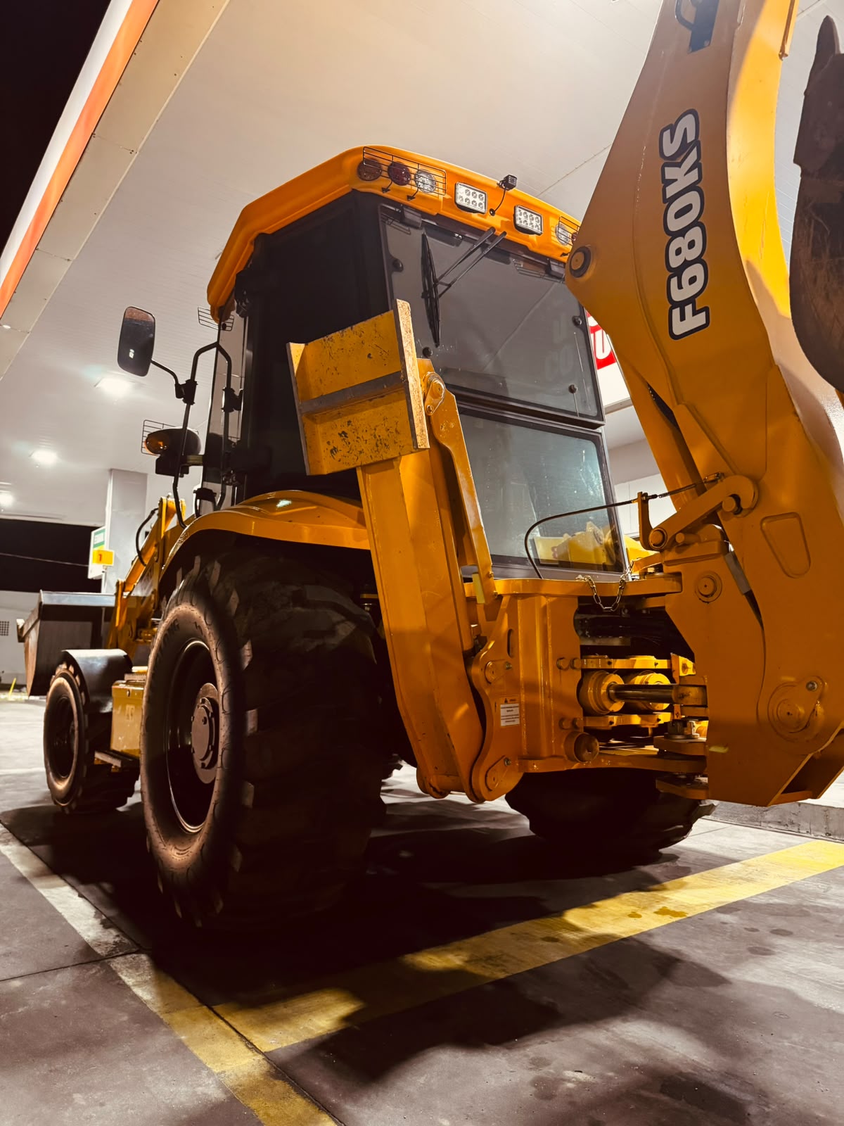 Retroescavadeira F680KS